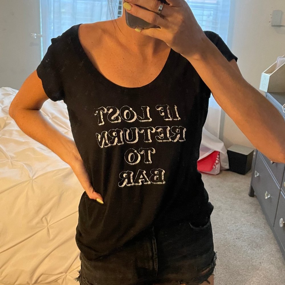 'If lost return to bar' black graphic tee